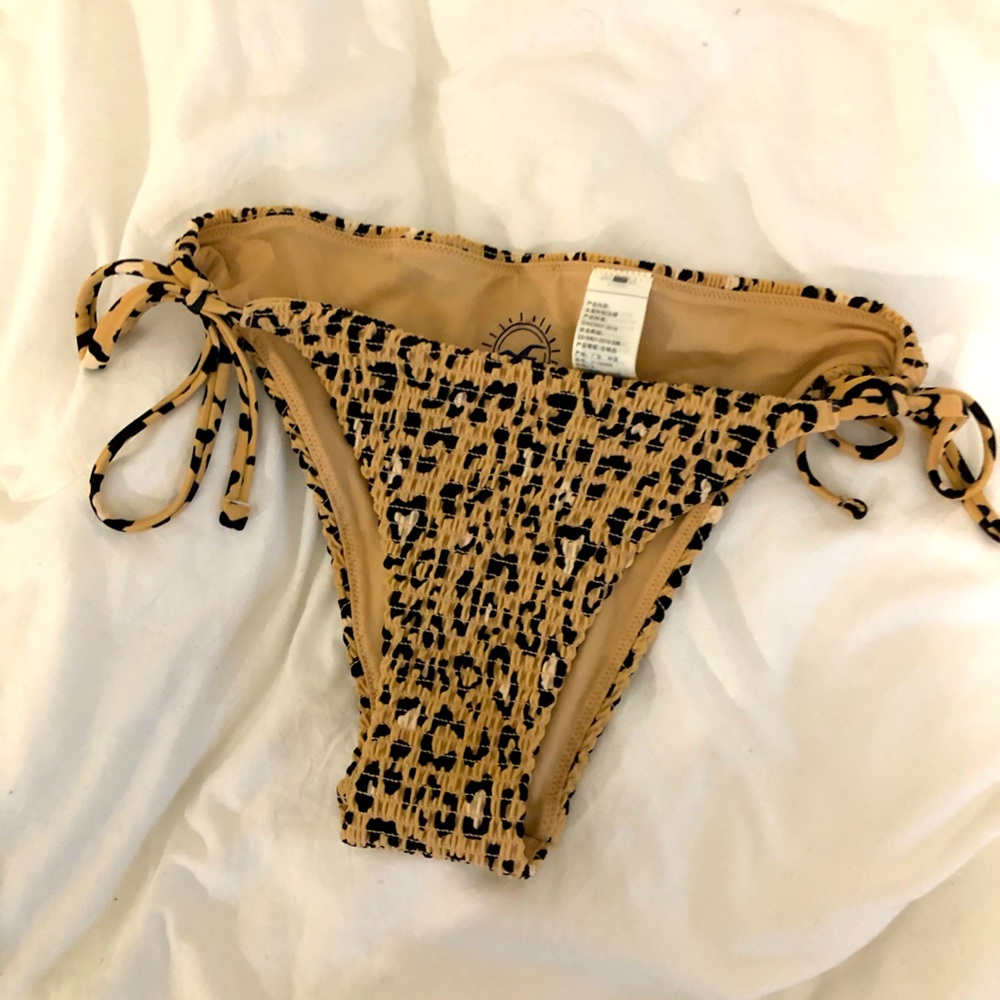 NWOT Hollister Leopard Bikini Bottom sz small